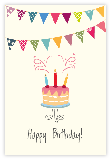 Geburtstagstorte mit Kerzen und bunter Girlande auf cremefarbenem Hintergrund