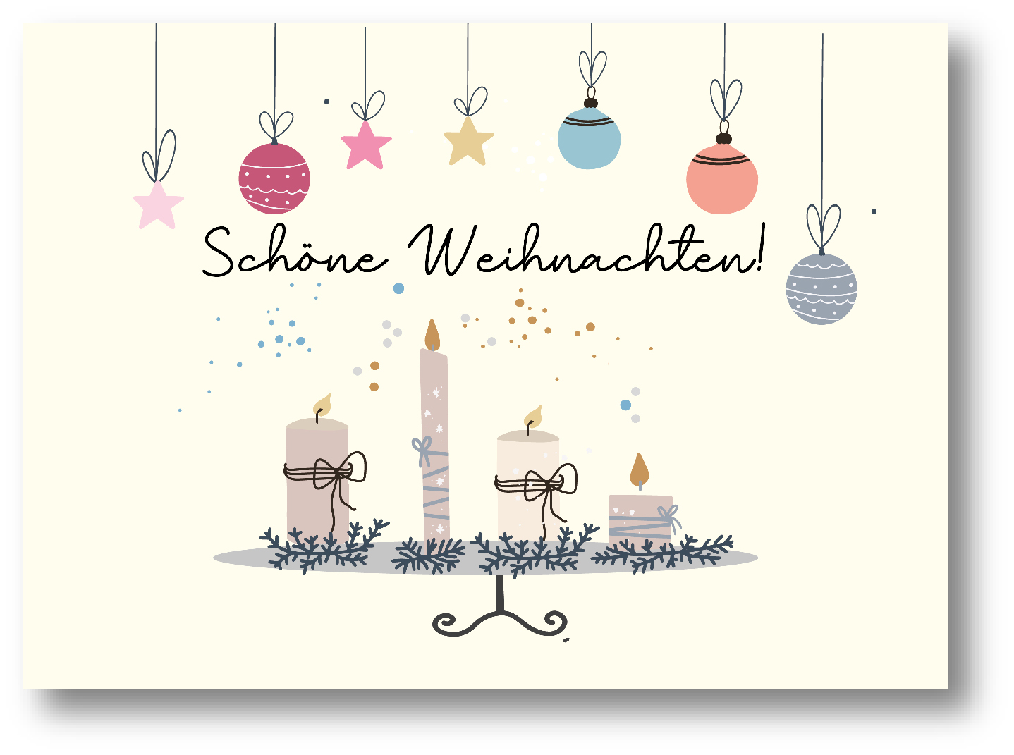 Kerzen und Weihnachtskugeln auf cremefarbenem Hintergrund